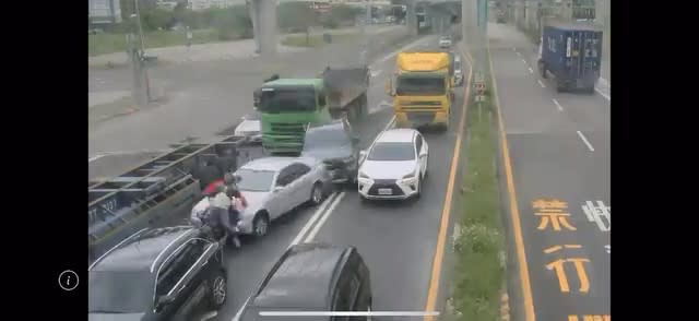 <strong>聯結車疑似煞車失靈推撞6車，重機夫妻被撞到飛起。（圖／翻攝畫面）</strong>