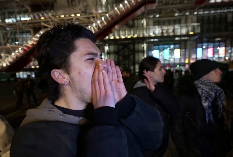 Foto tomada de un video de Charles Chauliac, de 18 años, en una protesta en París contra la reforma a las pensiones en Francia