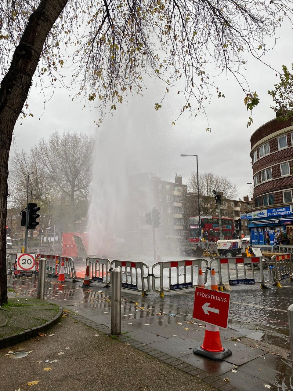 The burst water main in south-east London (Hannah Tookey)