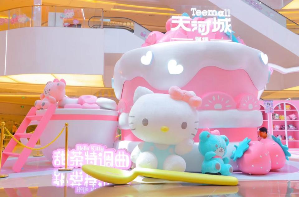 深圳旅遊｜羅湖區Hello Kitty甜茶派對展覽！4大粉色系打卡場景：5米高發光Hello Kitty、巨型蛋糕+滿天蝴蝶結 
