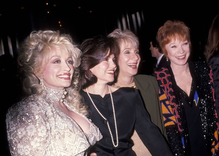 Dolly Parton, Sally Field, Olympia Dukakis y Shirley MacLaine asisten al estreno de Flores de acero en Nueva York, el 5 de noviembre de 1989
