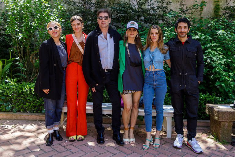 Juliana Gattas, Bárbara Lombardo, Violeta Urtizberea y Juan Minujín se reencontraron en un evento como en los viejos tiempos