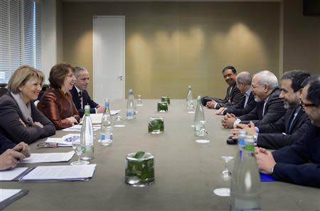 European Union foreign policy chief Catherine Ashton (2nd L) and Iranian Foreign Minister Mohammad Javad Zarif (3rd R) participate in talks over Iran's nuclear programme in Geneva November 22, 2013. REUTERS/Fabrice Coffrini/Pool