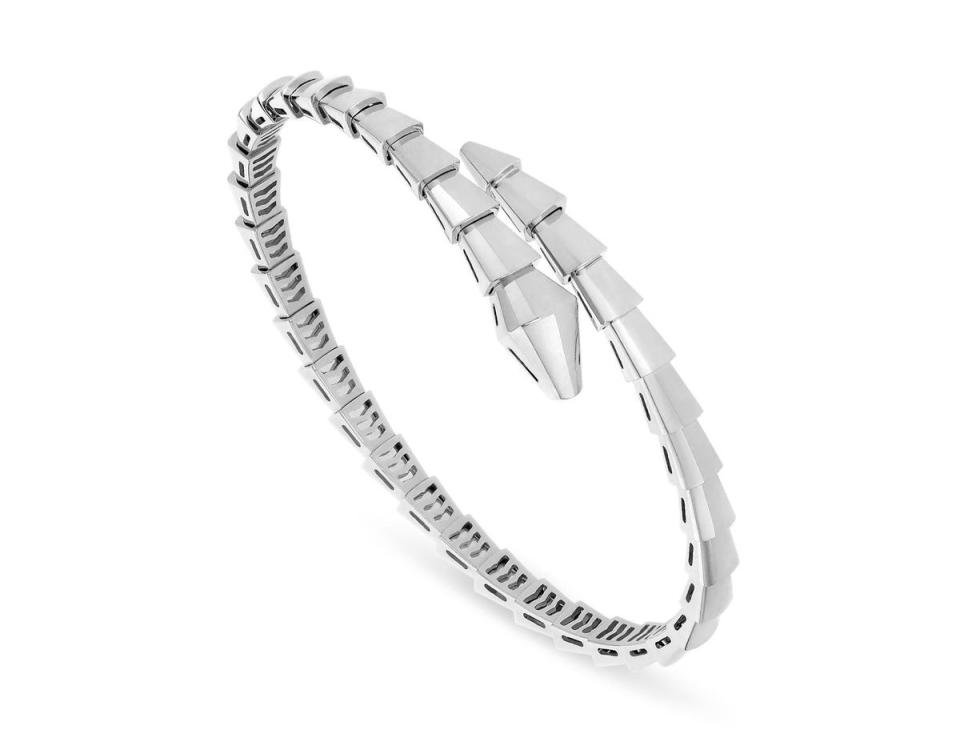 Serpenti Viper系列白K金手環。NT$190,000（寶格麗提供）