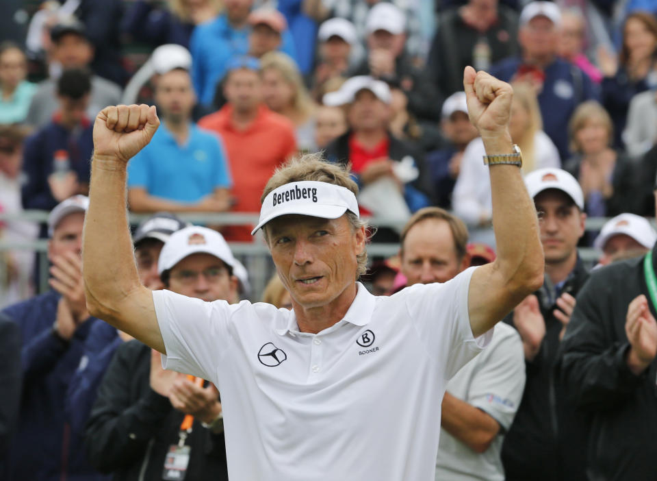 <p>Seine Karriere läuft derzeit so gut, dass Bernhard Langer erst neulich gegenüber dem Sport-Informations-Dienst sagte: „Ich muss mich selbst kneifen und für diese Saison sehr dankbar sein.“ Zwar gibt es nach vier Jahrzehnten Golfspielen ein paar Probleme an Knie und Schulter, aber ein Ende der Karriere ist nicht in Sicht. Dafür gewinnt er einfach zu gerne: „Es gibt nichts Besseres, als zu siegen“, lautet seine Devise. Der „Zeit“ sagte Langer vor einigen Monaten: „Mein Ziel ist es, immer noch besser zu werden, und ich weiß zutiefst, dass ich das immer noch kann.“ (Bild: AP Photo) </p>