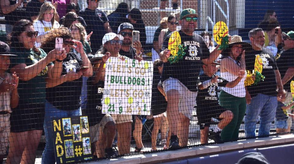 Aficionados de Le Grand High School animan al equipo de softbol durante la victoria de las Bulldogs por 5-2 sobre Stone Ridge Christian en el partido de campeonato de la División VI de la Sección Sac-Joaquín, el sábado 18 de mayo de 2024, en Cosumnes River College, en Sacramento, California.
