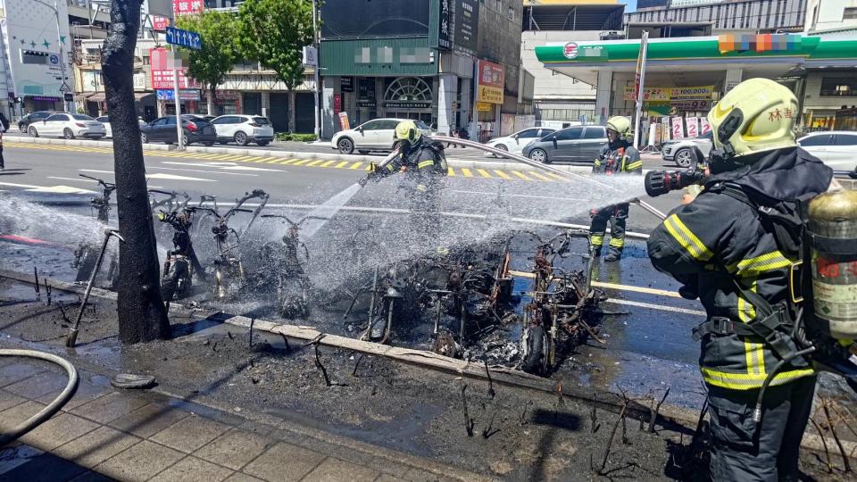 高雄三民區博愛一路、大順路口今日下午發生火燒車。（圖／翻攝畫面）