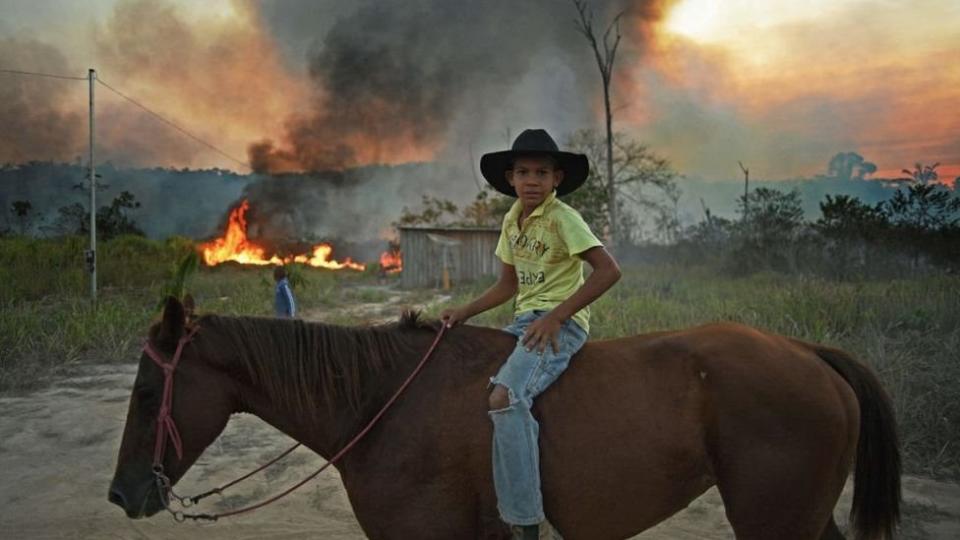 Joven montando a caballo