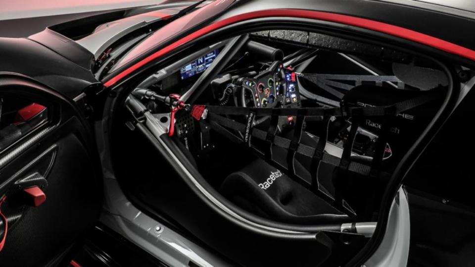 911 GT3 R的駕駛座位置比起前代更貼近車身中央。(圖片來源/ Porsche)