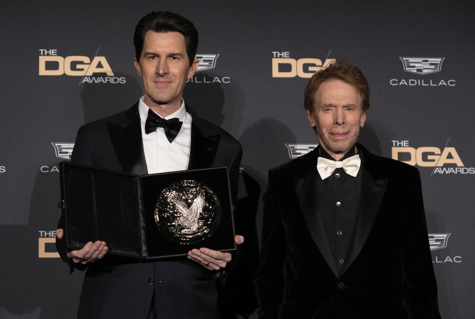 Joseph Kosinski, izquierda, nominado al premio al mérito de dirección de largometraje por "Top Gun: Maverick" posa con el presentador Jerry Bruckheimer en la sala de prensa de la 75a entrega anual de los Premios del Sindicato de Directores de Estados Unidos el 18 de febrero de 2023 en el Hotel Beverly Hilton en Beverly Hills, California. (Foto AP/Chris Pizzello)