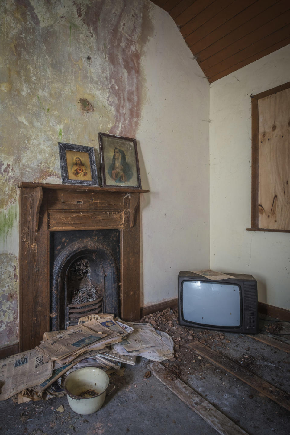 Inside an abandoned home in Northern Ireland, March 12, 2018. (Photo: Unseen Decay/Mercury Press/Caters News)