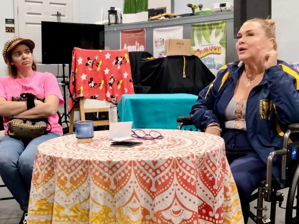 Yani Gil y Noris Joffre durante un ensayo de la obra que saldrá a escena en el Teatro Koubek Center durante dos fines de semana.