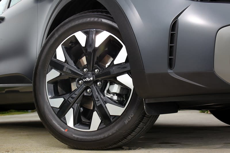 X-line 4WD配置的19吋雙色切削造型輪圈設計別緻，與Apex的款式略有不同，和Trendy的18吋亦帶來尺寸及造型上的差異。