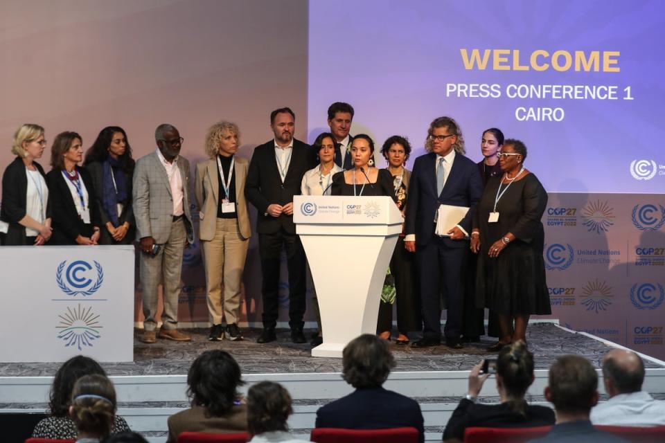 L'envoyée climatique des Îles Marshall, Tina Stege, au centre, prend la parole lors d'une conférence de presse à la Cop27 à Charm el-Cheikh samedi (EPA)