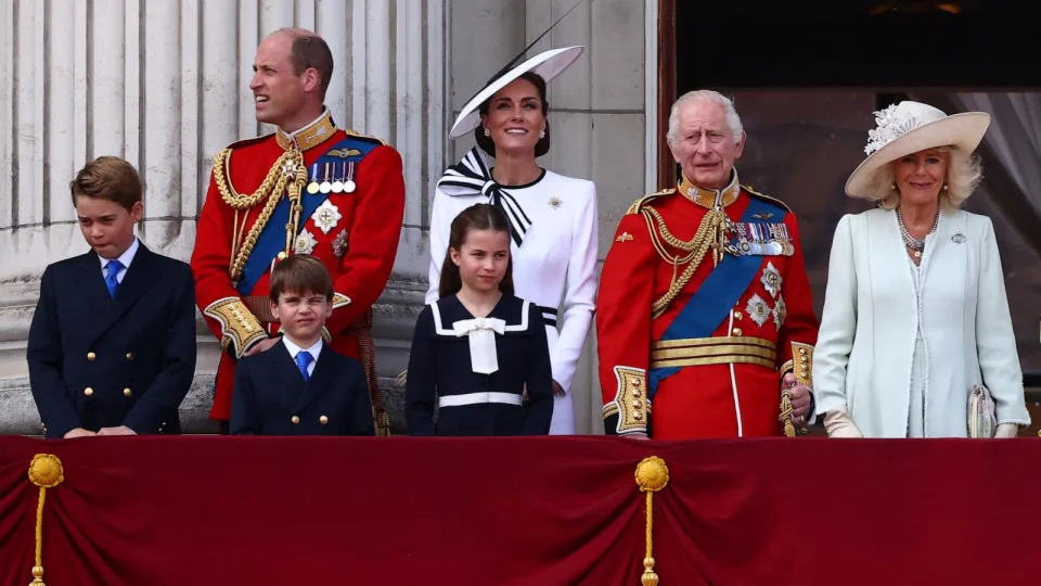 FOTO: El rey Carlos III de Gran Bretaña, la reina Camilla, el príncipe George, el príncipe William, el príncipe Louis, Catherine, la princesa de Gales y la princesa Charlotte en el balcón del Palacio de Buckingham después de asistir al 'Trooping the Colour' en Londres, el 15 de junio de 2024. ( Henry Nicholls/AFP vía Getty Images)