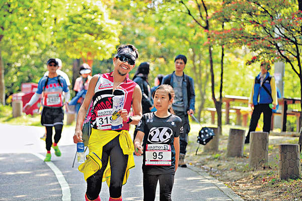 因為跑步，兩父女由「無偈傾」到「同聲同氣」，親密得連媽媽也羨慕起來。