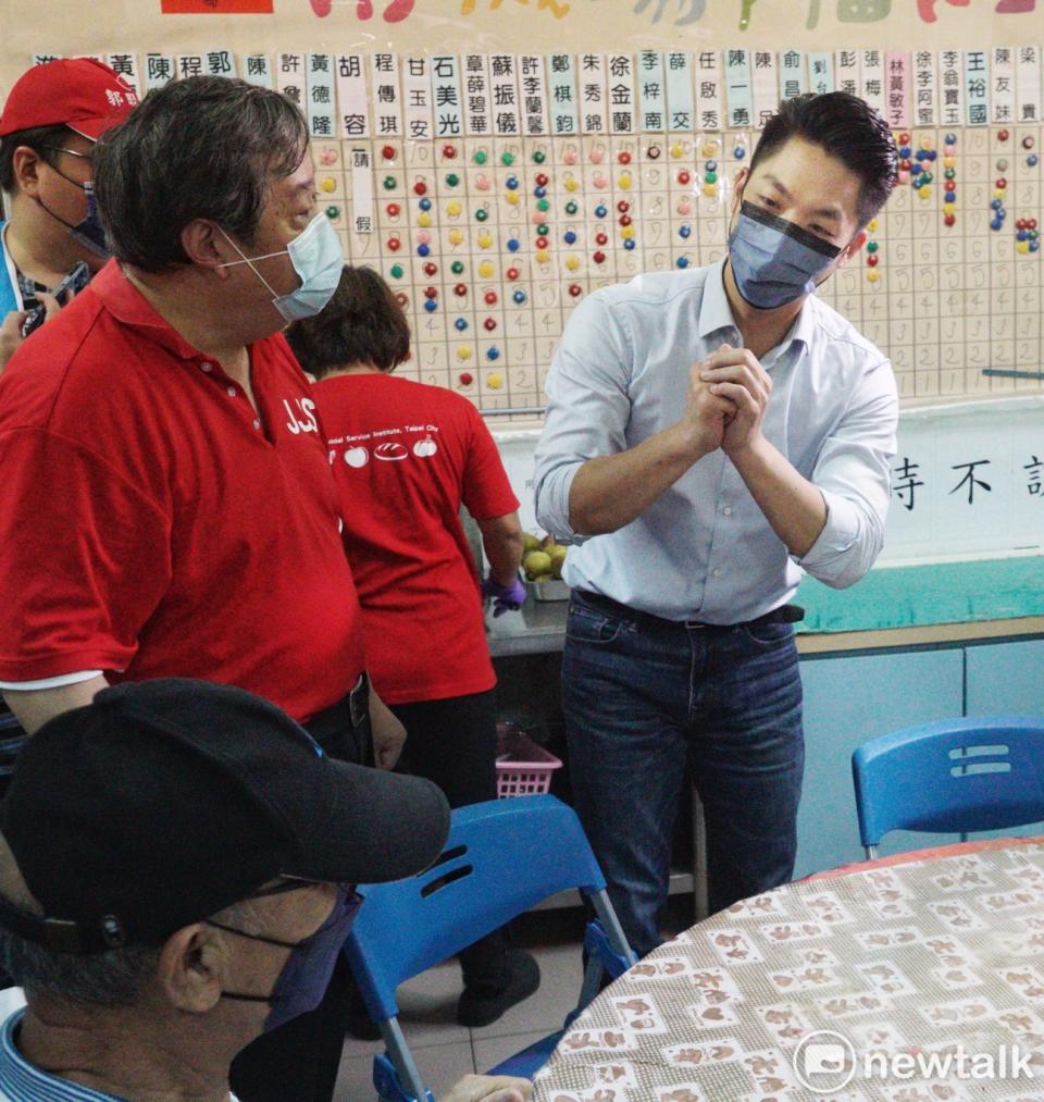 國民黨台北市長候選人蔣萬安赴南機場樂活園地與長輩共餐。   圖：張良一/攝