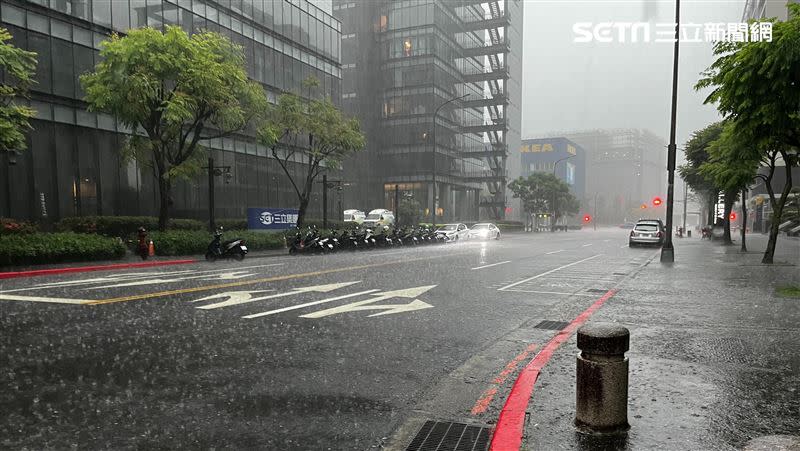 台北市18日清晨下大雨，地面濕滑。（圖／記者陳慈鈴攝影）
