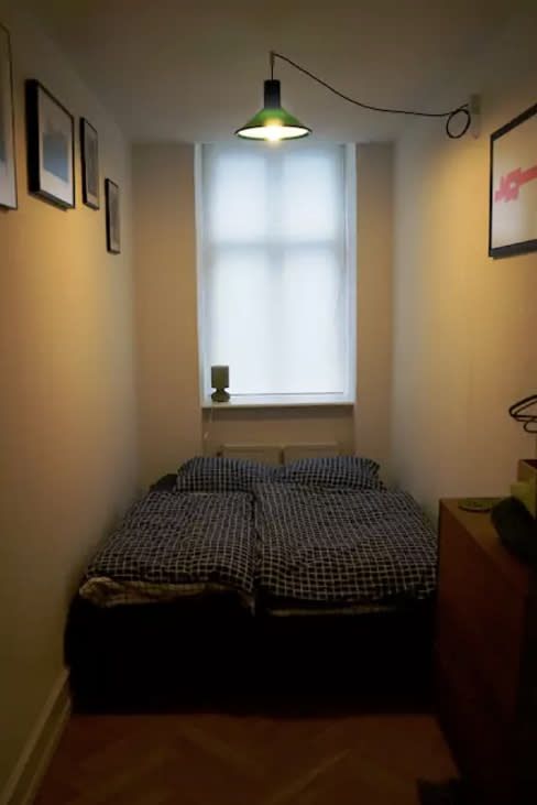 <p>The bedroom is a bit of a squeeze. (Airbnb) </p>