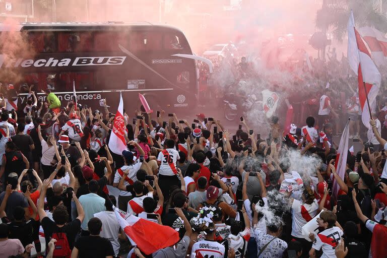 Llega al hotel plantel millonario, a cuyos hinchas se les recomendó viajar por la ruta nacional 9; el traslado desde Buenos Aires y alrededores es uno de los mayores costos de ir a mirar el superclásico en Córdoba.