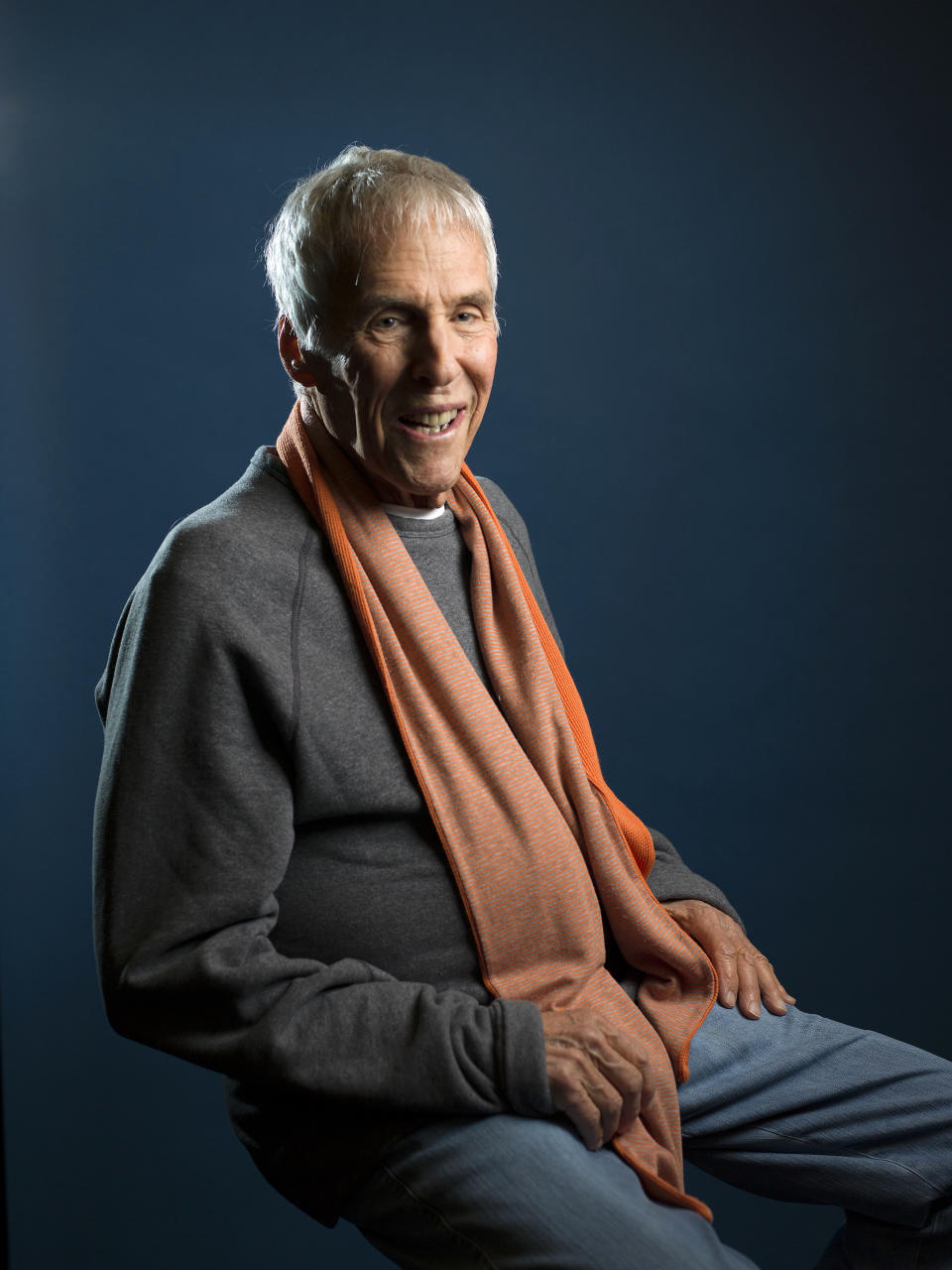 En esta foto del 6 de mayo del 2013, el compositor Burt Bacharach posa para un retrato en Nueva York. El celebrado músico colaboró con el laureado cubano-estadounidense Rudy Pérez en "Live to See Another Day", una emotiva balada inspirada por la masacre de Parkland y otros tiroteos en escuelas estadounidenses. (Foto por Scott Gries/Invision/AP, Archivo)