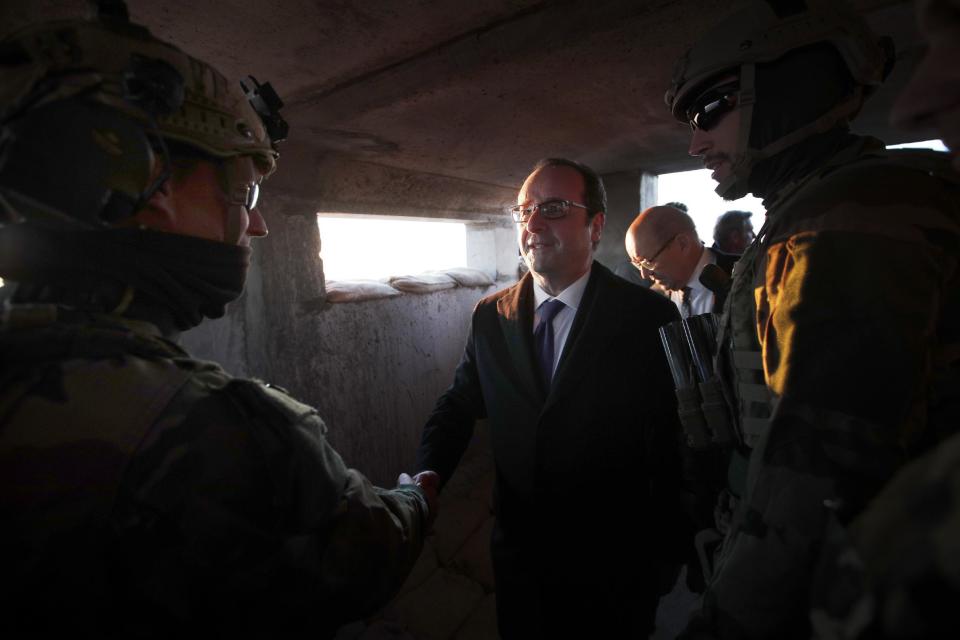 French President Francois Hollande meets with French soldiers as he visits a military outpost on the outskirts of Islamic State-held city of Mosul, outside the Kurdish city of Irbil, Iraq, Monday, Jan. 2, 2017. Hollande is in Iraq for a one-day visit. (AP Photo/ Christophe Ena, Pool)