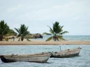 Palmen und Meer: Auch an weißen Stränden mangelt es in Burundi nicht - wie hier im Blue Bay Resort am Ufer des Tanganjika-Sees, etwa 60 Kilometer südlich von Bujumbura. Foto: Carola Frentzen