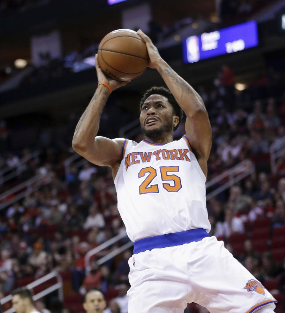 New York Knicks guard Derrick Rose shoots against the Houston Rockets during the first half of an NBA basketball game Saturday, Dec. 31, 2016, in Houston. (AP Photo/Bob Levey)