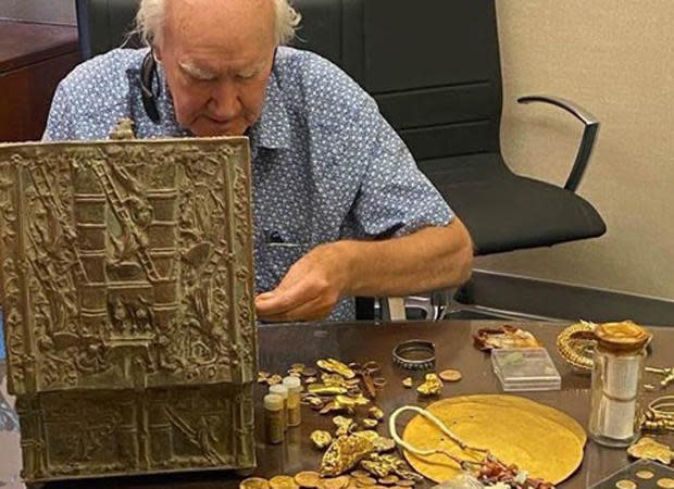 Forrest Fenn inspects items from the treasure chest. / Credit: dalneitzel.com