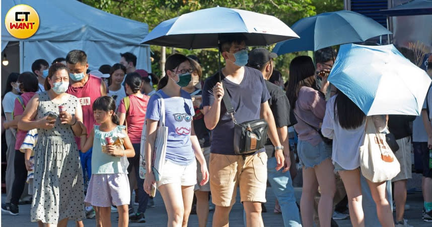 台灣正式進入夏季，近幾天高溫伴隨午後大雷雨，讓民眾哀聲連連。（圖／黃威彬攝）