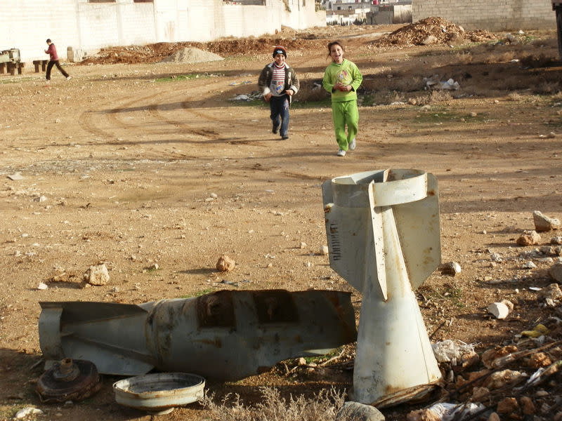 A Daraya, un des faubourgs de Damas dont les habitants sont privés de vivres. Le ministère russe de la Défense a annoncé mercredi l'entrée en vigueur d'une trêve temporaire dans ce faubourg afin de favoriser l'acheminement d'une aide humanitaire. /Photo d'archives/REUTERS/Fadi Al-Derani/Shaam News Network