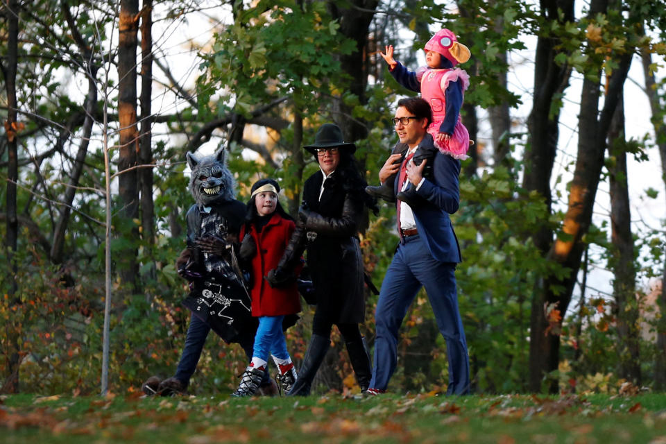 Justin Trudeau walks with his wife, Sophie, and their children as they arrive for Halloween festivities at Rideau Hall.&nbsp; (Photo: Chris Wattie / Reuters)