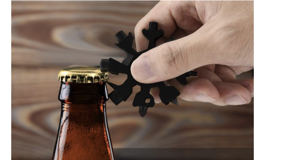 Ob als Flaschenöffner, Kreuzschlitzschraubendreher oder Inbusschlüssel: Dieses kompakte Miniwerkzeug vereint 18 verschiedene Anwendungsmöglichkeiten (Bild: Amazon).