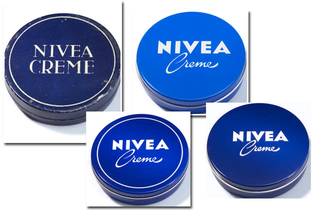 ... ab 1925 (l.) kam Nivea in dieser Verpackung auf den Markt. Seither gab es nur einige wenige, kleine Veränderungen: 1959 (2.v.l) wurde der Schriftzug „Creme“ kursiv, 1970 (2.v.r.) verschwand der schmale weiße Kreis auf dem Deckel, später (r., aktuelle Nivea-Verpackung) wurde das bekannte Nivea-Blau einige Nuancen dunkler. (Bilder: Beiersdorf AG)