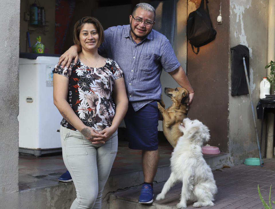 Fabricio Chicas, un hombre transgénero, a la derecha, posa para una foto con su pareja Elizabeth López y sus mascotas en su casa en San Salvador, El Salvador, el domingo 30 de abril de 2023. Aunque en 2022 la Corte Suprema determinó en 2022 que la falta de condiciones para que alguien cambie su nombre por razones de identidad de género constituye un trato discriminatorio, Fabricio, de 49 años, no ha podido modificar su nombre ni si género en su documento de identidad. (AP Foto/Salvador Meléndez)