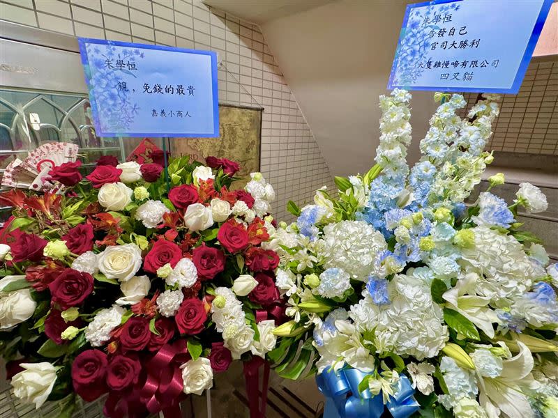 四叉貓送上2盆花籃，祝賀「告發自己，官司大勝利」。（圖／翻攝自四叉貓臉書）