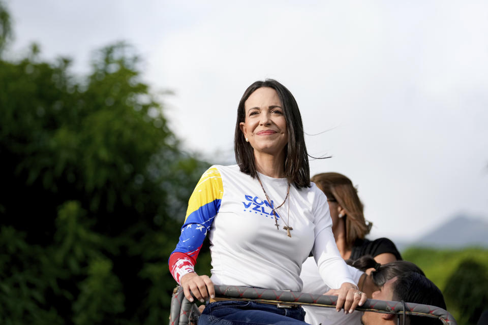 La líder opositora María Corina Machado subida en un camión durante el acto de cierre de campaña de la candidatura presidencial de Edmundo González en Caracas, Venezuela, el jueves 25 de julio de 2024. Venezuela va a elecciones presidenciales el domingo 28 de julio. (AP Foto/Matías Delacroix)