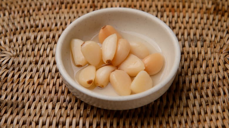 Peeled garlic cloves in a dish