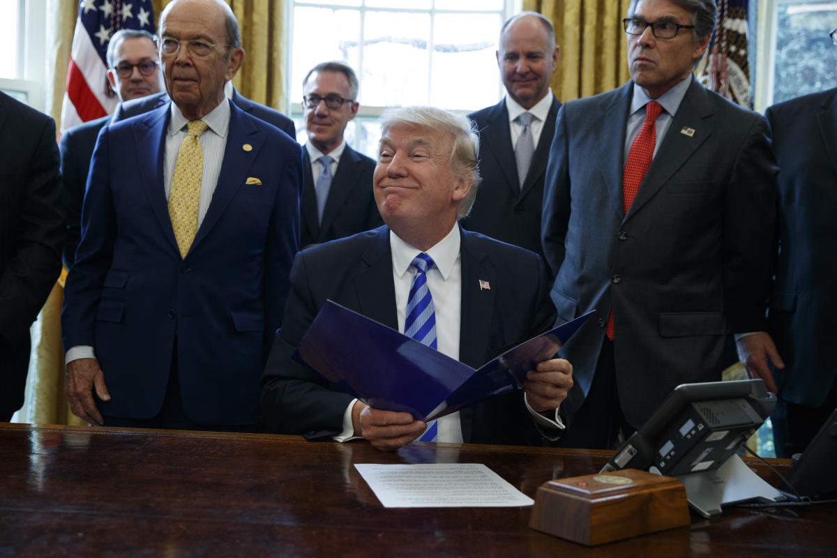Oil industry drafts executive orders for Trump to sign