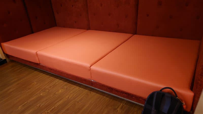 原PO好奇摩鐵房間裡的這張紅色小床有啥用途？（圖／翻攝自 爆廢公社）