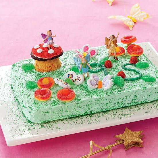 Here's a revolutionary idea: birthday cakes that look fantastic and are a cinch to make! All you need are a basic cake or a few quarts of ice cream, some candies and cookies, maybe a plastic figurine or two. The result? A cake worthy of your little princess or prince.