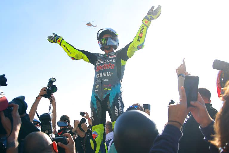 Valentino Rossi saluda a la multitud; se retiró el mejor motociclista de todos los tiempos