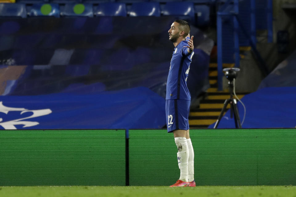 Hakim Ziyech festeja tras anotar un gol para Chelsea en el partido contra el Atlético de Madrid por los octavos de final de la Liga de Campeones, el miércoles 17 de marzo de 2021. (AP Foto/Matt Dunham)