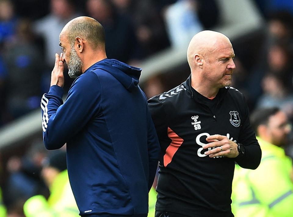 Sean Dyche, right, who ditched his trademark dark suit at Goodison Park, got the better of Nuno Espirito Santo (Reuters)