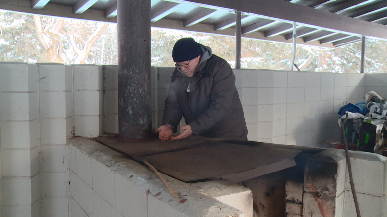 Edmonton man camps in the cold to keep newborns warm