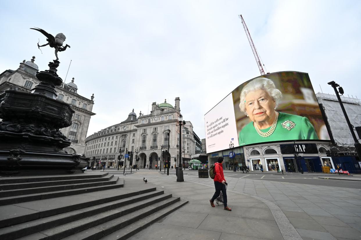 Le visage d'Elizabeth II à Piccadilly Circus.  - Glyn Kirk