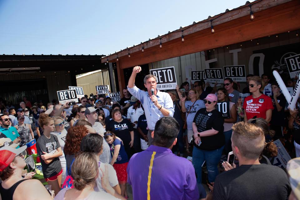 Democratic presidential candidate Beto O&rsquo;Rourke rallies the crowd for Markowitz. (Photo: Donald R. Corr/Eliz Markowitz Campaign)