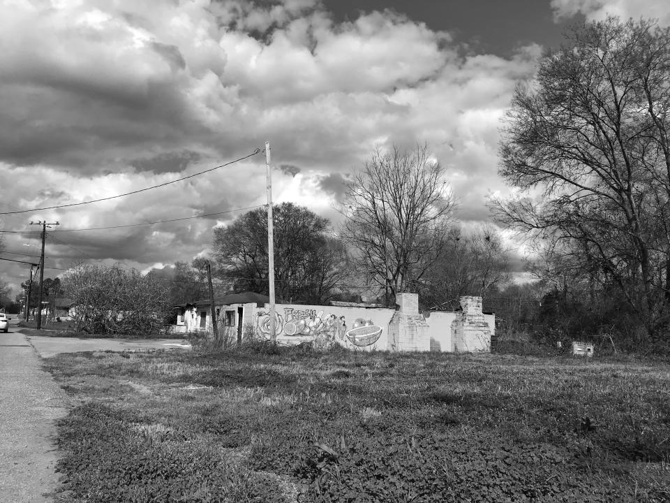 <p>The crumbling shell of an old grocery store in Selma, Ala., where roughly 41 percent of the population lives below the poverty level. (Photo: Holly Bailey/Yahoo News) </p>