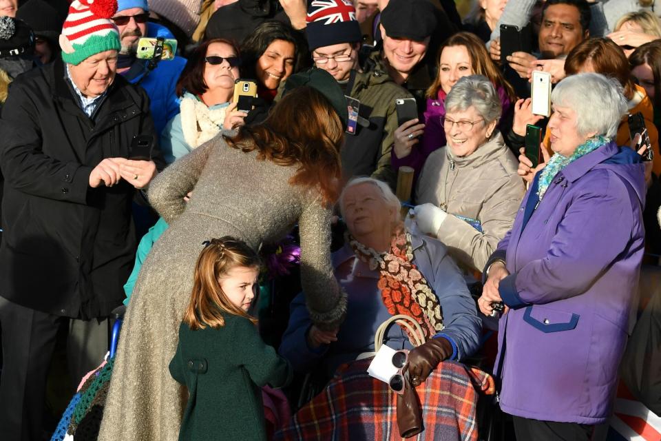 George e Charlotte, rispettivamente sei e quattro anni, sono stati accolti da centinaia di sudditi di Sua Maestà, che hanno salutato i reali accompagnandoli nella consueta passeggiata natalizia verso la chiesa, un rito molto sentito in Inghilterra che si ripete ogni anno il giorno di Natale. Assente il Principe Filippo, 98 anni, appena dimesso dall'ospedale di Londra dopo un ricovero di quattro giorni. (Photo by Ben STANSALL / AFP)