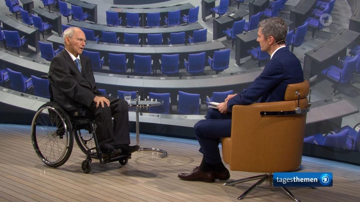 Der ehemalige Bundesinnenminister Wolfgang Schäuble traf "Tagesthemen"-Moderator Ingo Zamperoni zum Gespräch über seine politische Karriere. (Bild: ARD)